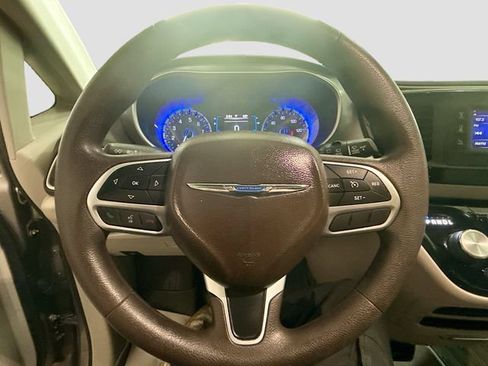Used 2017 Chrysler Pacifica LX FWD image 11