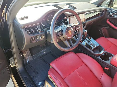 Certified 2025 Porsche Macan image 4