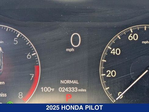 Used 2025 Honda Pilot TrailSport image 16