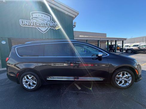 Used 2017 Chrysler Pacifica Limited FWD image 2
