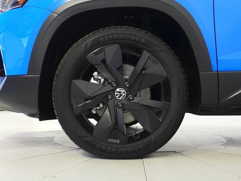 Used 2025 Volkswagen Taos SE FWD image 5