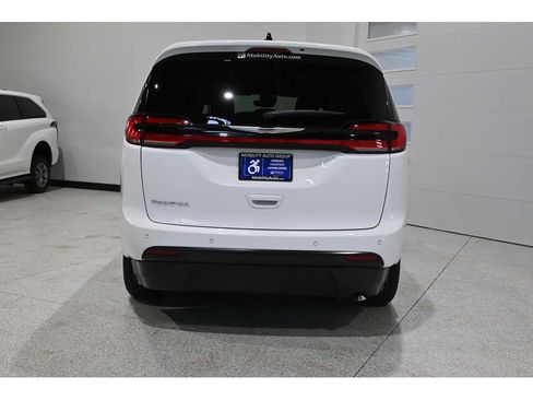 New 2024 Chrysler Pacifica Touring FWD image 7