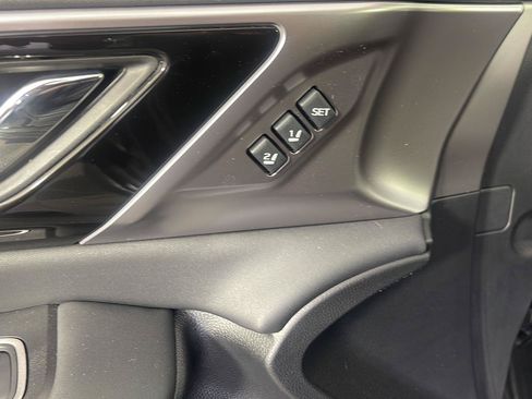 Used 2025 Subaru Outback Limited AWD/4WD image 15