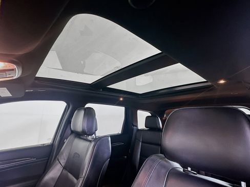 Used 2018 Jeep Grand Cherokee Overland RWD image 27