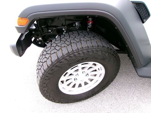 Used 2025 Jeep Gladiator Mojave w/ Safety Group AWD/4WD image 8