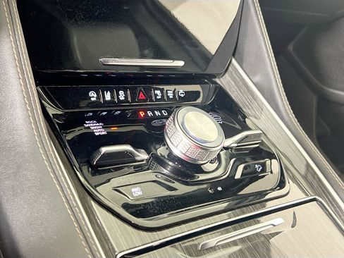 Used 2022 Jeep Wagoneer Series III w/ Flexible Seating Group image 17