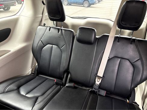 Used 2023 Chrysler Pacifica Touring-L FWD image 29