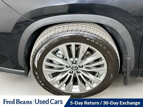 Used 2025 Toyota Highlander Platinum image 19