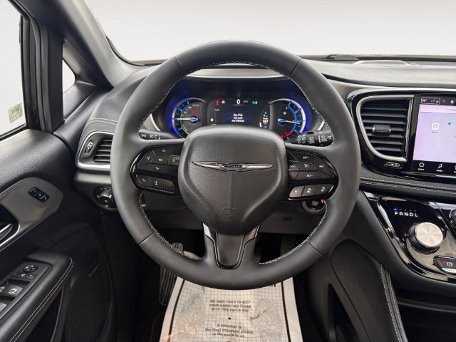 Used 2023 Chrysler Pacifica Limited w/ Uconnect Theater Family Group FWD image 7