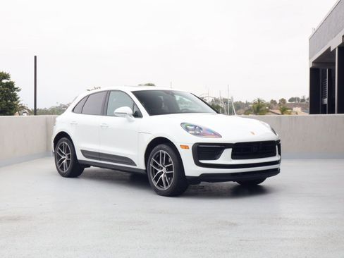 Certified 2025 Porsche Macan AWD/4WD image 7