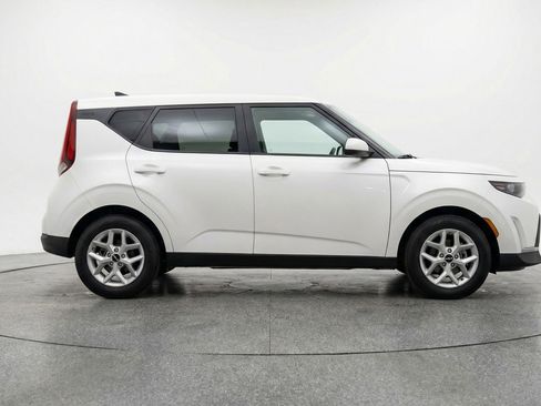 Used 2025 Kia Soul FWD image 11