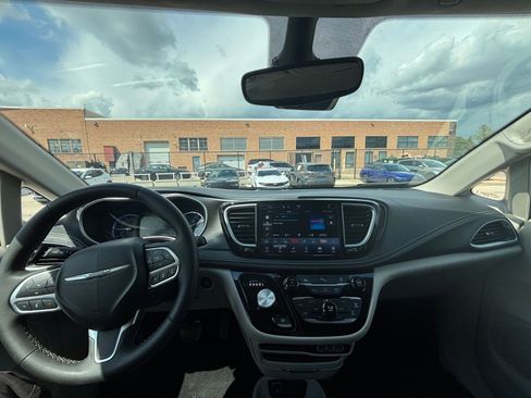 Used 2023 Chrysler Pacifica Touring-L FWD image 36