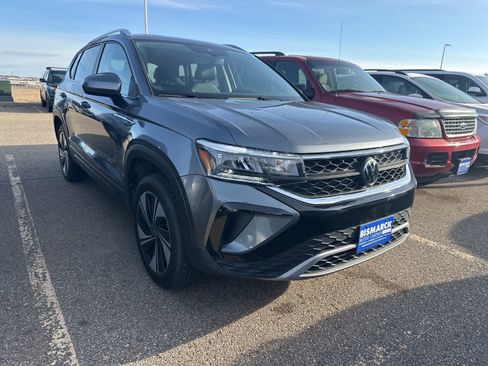 Certified 2024 Volkswagen Taos SE w/ Panoramic Sunroof Package image 2