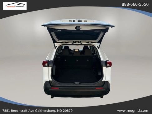 Used 2021 Toyota RAV4 LE image 14