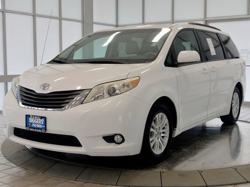 Used 2014 Toyota Sienna XLE image 4