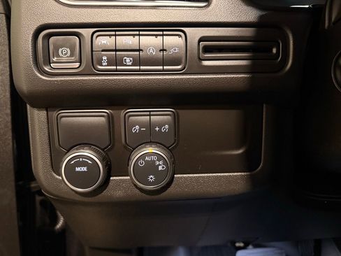 Used 2022 Chevrolet Suburban LT w/ Luxury Package image 16