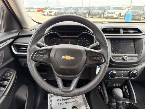 Used 2021 Chevrolet TrailBlazer LS w/ LPO, Blackout Package FWD image 11