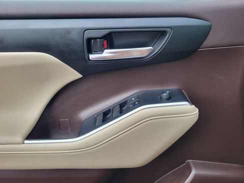 Used 2020 Toyota Highlander XLE AWD/4WD image 19