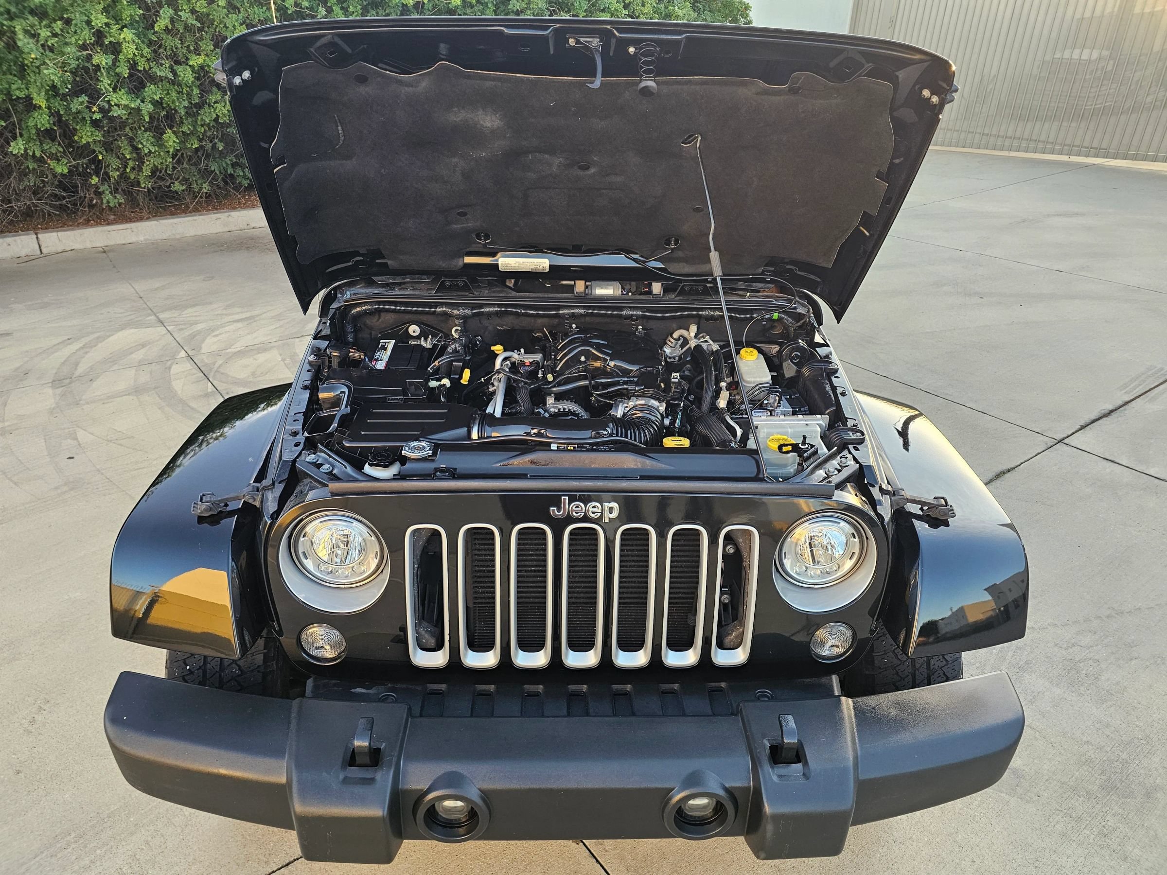 Used 2018 Jeep Wrangler Unlimited Sahara w/ Connectivity Group AWD/4WD image 25