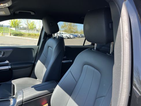 Used 2024 Mercedes-Benz EQB 300 4MATIC image 17