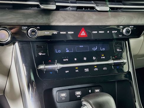 Used 2024 Kia Carnival EX FWD image 15