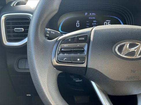 Used 2024 Hyundai Venue SE image 18