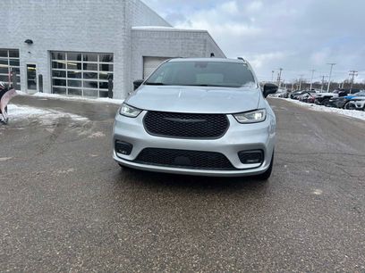 Used 2023 Chrysler Pacifica Limited w/ Uconnect Theater Family Group