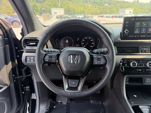 Certified 2025 Honda Pilot TrailSport image 18