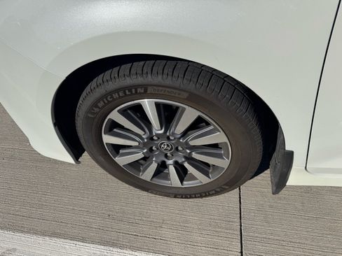 Used 2020 Toyota Sienna Limited Premium w/ Carpet Mat Package FWD image 8