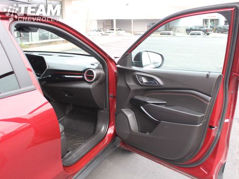 Used 2025 Chevrolet Trax RS w/ Driver Confidence Package image 25