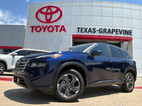 Used 2025 Nissan Rogue SV FWD image 2