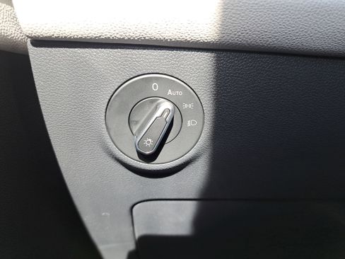 Certified 2025 Volkswagen Taos SEL AWD/4WD image 25