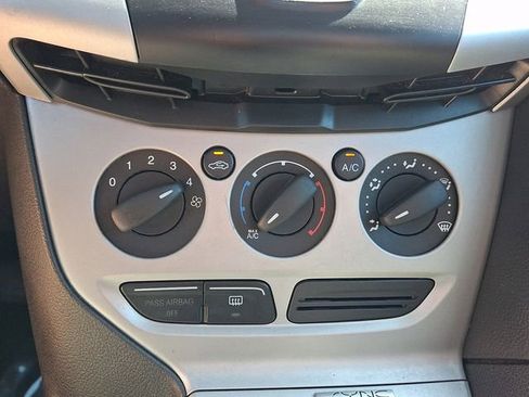 Used 2014 Ford Focus SE FWD image 16