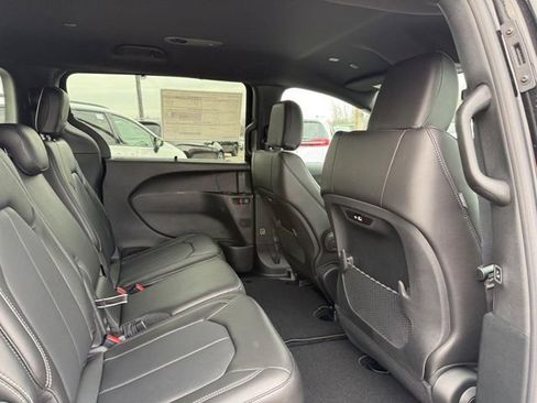 New 2026 Chrysler Pacifica Select image 6