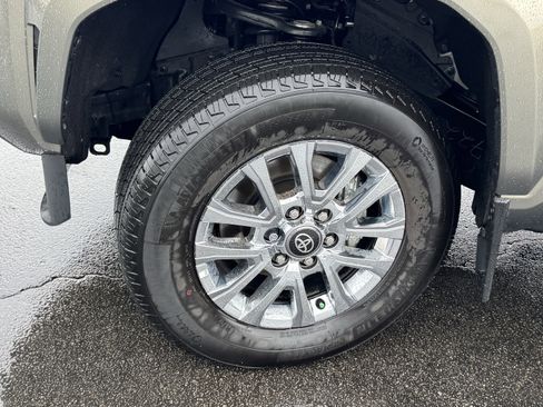 Used 2025 Toyota Tacoma Limited AWD/4WD image 40