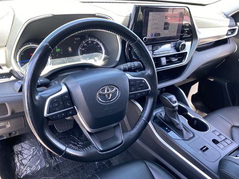 Used 2024 Toyota Highlander XLE FWD image 19