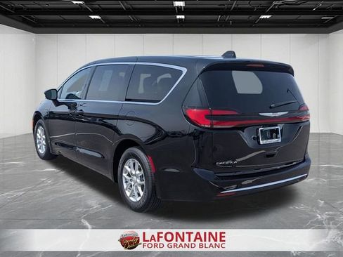 Used 2025 Chrysler Pacifica Select FWD image 3