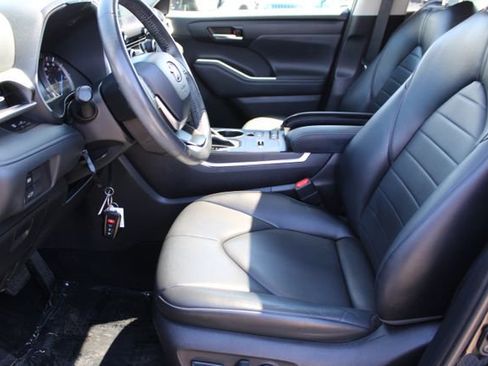 Used 2022 Toyota Highlander XLE AWD/4WD image 39