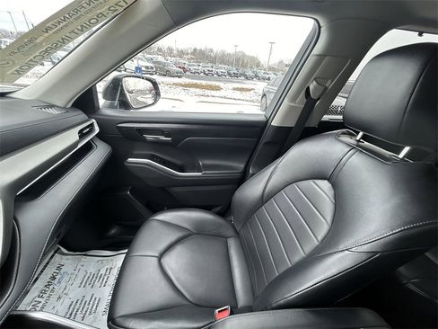 Used 2022 Toyota Highlander XLE image 13