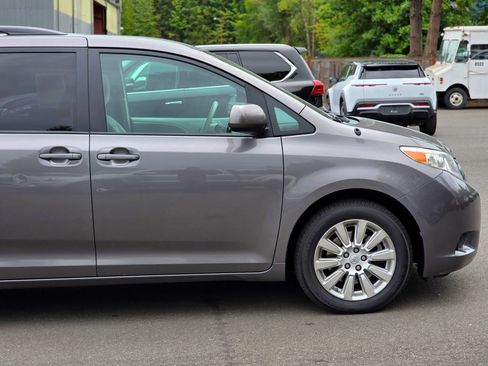 Used 2014 Toyota Sienna LE AWD/4WD image 15