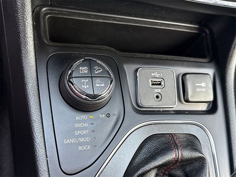 Used 2019 Jeep Cherokee Trailhawk image 26