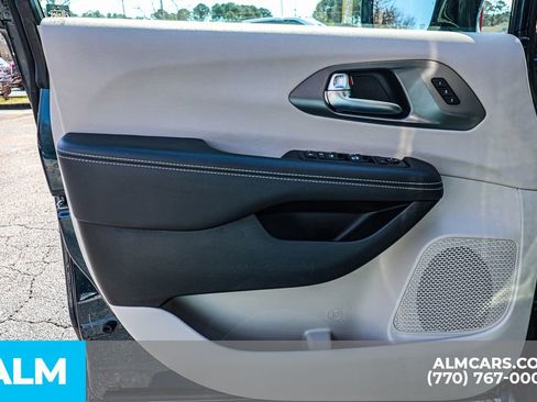 Used 2024 Chrysler Pacifica Touring-L image 48