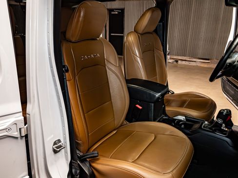 Used 2020 Jeep Wrangler Unlimited Sahara image 28