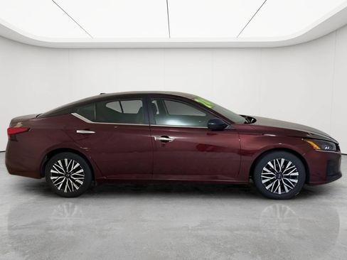 Used 2024 Nissan Altima 2.5 SV FWD image 4