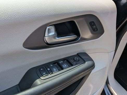Used 2023 Chrysler Pacifica Touring-L FWD image 14