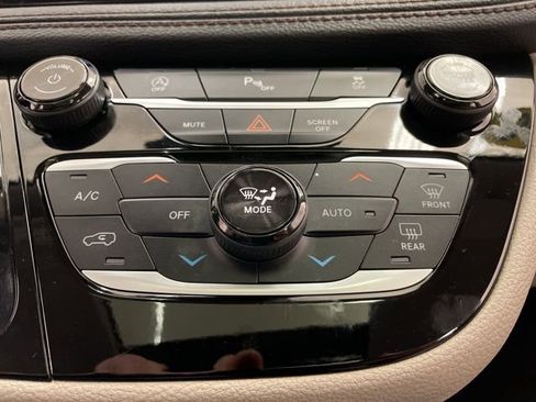 Used 2020 Chrysler Pacifica Limited image 34