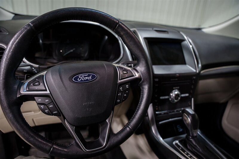 Used 2018 Ford Edge Titanium w/ Technology Package AWD/4WD image 12