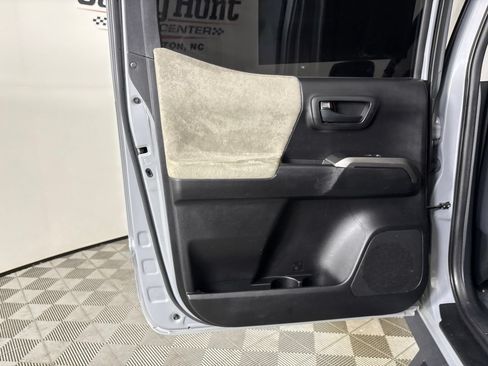 Used 2021 Toyota Tacoma SR5 AWD/4WD image 23