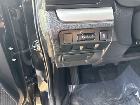 Used 2018 Subaru Forester 2.5i Premium w/ All-Weather Package image 18