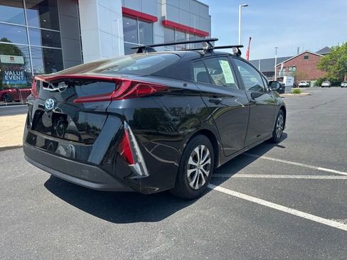Used 2022 Toyota Prius Prime Limited FWD image 3